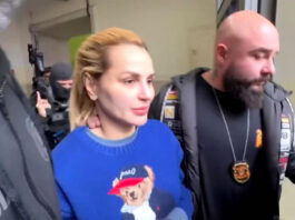 Influenciadora Deolane Bezerra retira mega hair em cadeia no interior de São Paulo após pedido da Polícia Penal
