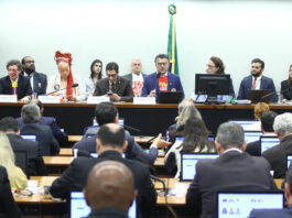 Fim da escala 6×1: comissão da Câmara aprova texto-base da PEC que reduz jornada e aumenta folgas