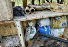 Polícia Civil apreende fábrica clandestina de espadas em uma área de mata em Cruz das Almas: suspeitos fugiram ao perceber a chegada dos agentes; confira