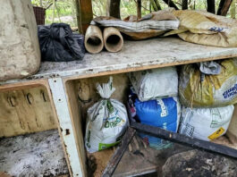 Polícia Civil apreende fábrica clandestina de espadas em uma área de mata em Cruz das Almas: suspeitos fugiram ao perceber a chegada dos agentes; confira