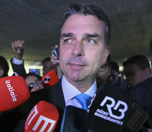 Após ação da PF mirar Ciro Nogueira, aliado da família Bolsonaro, Flávio tenta ligar Master ao PT da Bahia