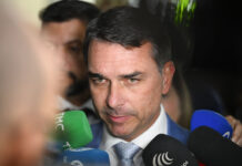 Flávio Bolsonaro tenta transformar decisão dos EUA em trunfo, enquanto governo monitora risco de interferência
