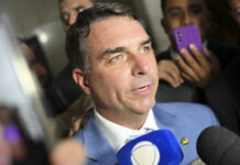 Para aliados, Flávio Bolsonaro ‘segurou’ relação com Daniel Vorcaro para evitar pressão por troca de candidatura