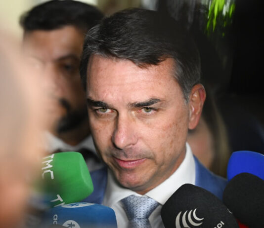 Flávio Bolsonaro tenta transformar decisão dos EUA em trunfo, enquanto governo monitora risco de interferência