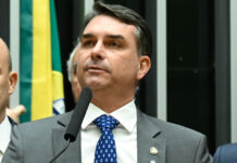 Flávio Bolsonaro minimiza operação contra produtora de filme do pai: ‘Nada a ver’