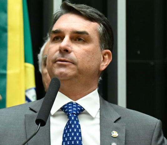 88% dos eleitores de Flávio acham que ele deveria manter candidatura após divulgação de conversas com Vorcaro