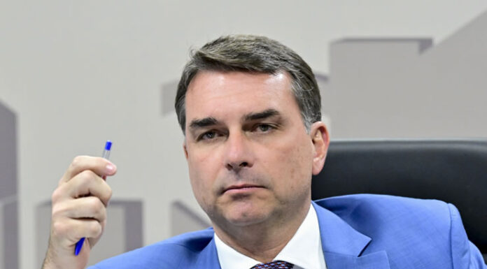 Flávio Bolsonaro defende Valdemar após decisão do STF: ‘Perseguição’