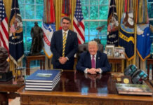 Flávio Bolsonaro é recebido por Donald Trump na Casa Branca