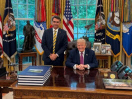 Flávio Bolsonaro é recebido por Donald Trump na Casa Branca