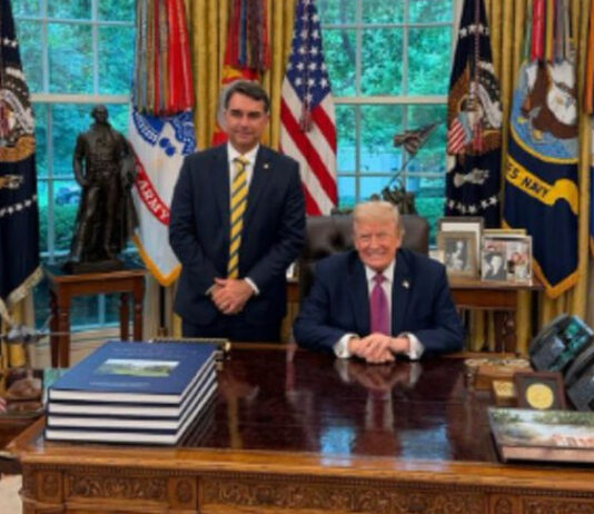 Flávio Bolsonaro é recebido por Donald Trump na Casa Branca