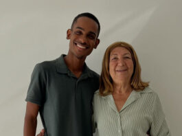 Prefeita Mara recebe estudante de Salinas da Margarida premiado em programa de jornalismo da TV Globo