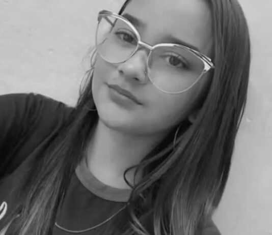 Mãe tentou reanimar a filha de 16 anos que morreu após uma descarga elétrica causada por chapinha na Bahia; confira