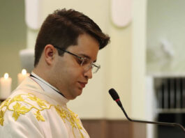 Padre denunciado por intolerância religiosa pede desculpas à família de Preta Gil em missa: ‘Palavras foram ofensivas’