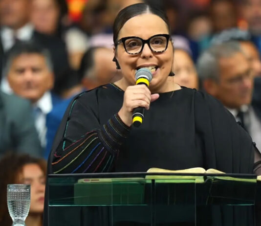 ‘Pedófilo não é ungido’: quem é a pastora que viralizou ao alertar sobre violência doméstica e abuso no meio cristão?