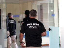 Homem é preso pela polícia por suspeita de estuprar a filha de 12 anos com a ajuda do filho adolescente na Bahia