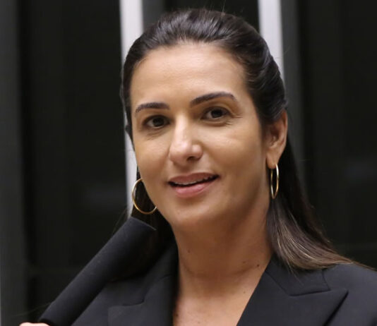 Após repercussão negativa, deputados baianos já retiraram apoio à emenda da escala 6×1 e um defendeu a jornada 5×2