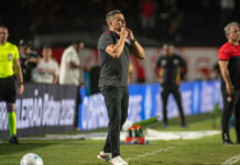 Técnico Jair Ventura celebra resultado com perfomance, mas pede pés no chão e mira ano tranquilo no Vitória