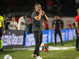 Técnico Jair Ventura celebra resultado com perfomance, mas pede pés no chão e mira ano tranquilo no Vitória