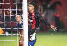 Vitória se impõe, goleia o Coritiba e dá salto na tabela do Brasileirão; Leão deu show em casa e venceu por 4 a 1