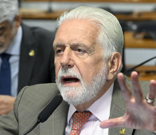Lula cobrou explicação de Wagner após derrota histórica no Senado e auxiliares já defenderam substituição na liderança