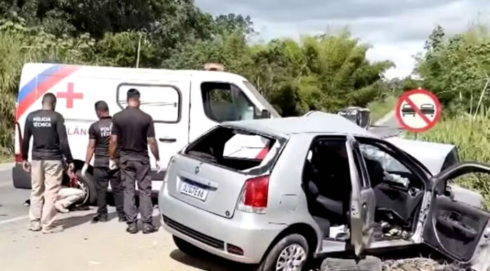 BR-101: Duas pessoas morreram e cinco ficaram feridas após ambulância e carro colidirem no sul da Bahia