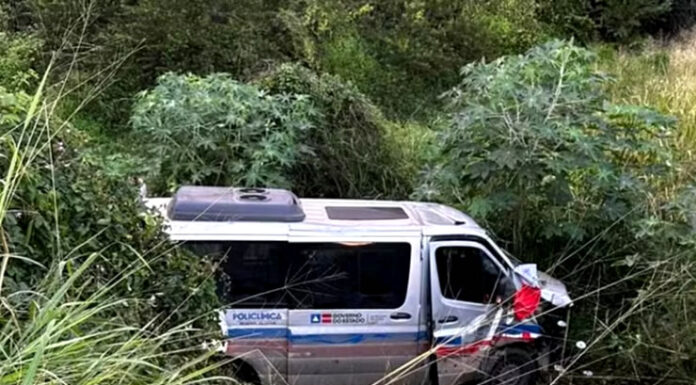 Dez vítimas seguem internadas após acidente entre van do governo do estado e caminhonete na BR-242 na Bahia