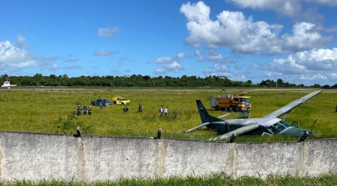 Incidente com aeronave militar mobiliza equipes após saída de pista em Porto Seguro