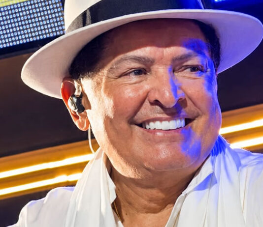 Em show histórico, cantor Alcymar Monteiro arrastou multidão de forrozeiros com vários ritmos e recebeu título de cidadão de Cruz das Almas durante festa