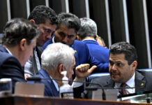 Sem diálogo com Lula, Davi Alcolumbre trava agenda do governo Lula e avança com pautas-bomba no Senado