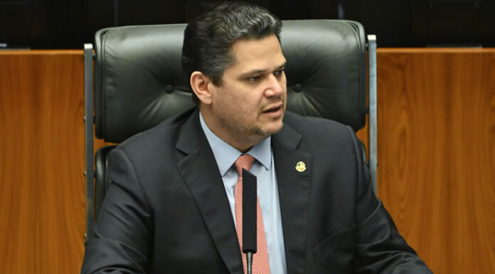 Alcolumbre mantém silêncio sobre 6×1 e oposição tenta preservar escala; Tramitação da PEC segue indefinida