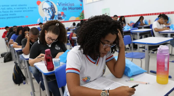 Taxa de abandono escolar nas escolas de ensino médio na Bahia caíram de 12,9% para 3% entre 2022 e 2025