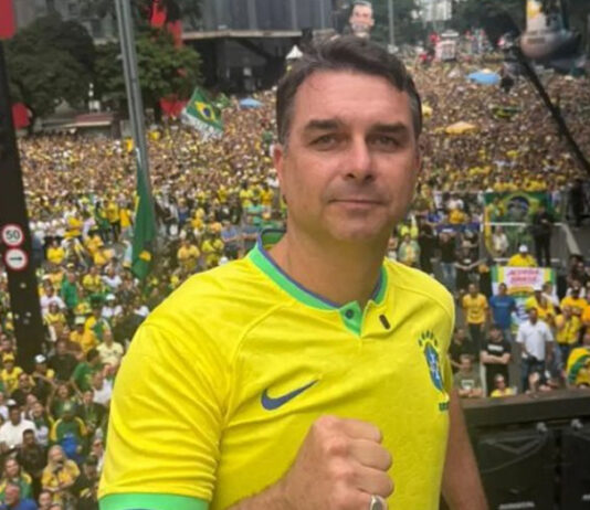 Flávio Bolsonaro viraliza após vitória da Seleção: “O 22 salvou o Brasil”