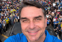 Flávio Bolsonaro critica 20 anos de PT no estado e promete libertar a Bahia e fala de miséria, fome e violência; confira