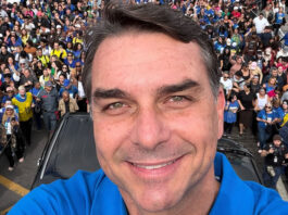 Flávio Bolsonaro critica 20 anos de PT no estado e promete libertar a Bahia e fala de miséria, fome e violência; confira