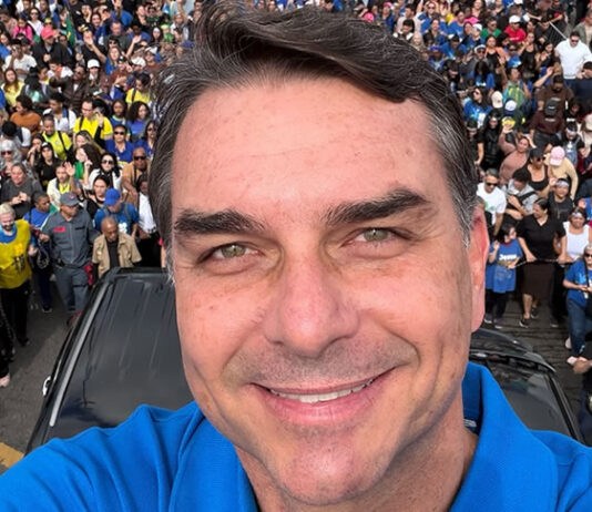 Flávio Bolsonaro foi aconselhado a ter mulher evangélica como vice; objetivo já seria blindar ele da rixa contra Michelle