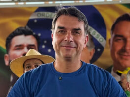 Flávio Bolsonaro propõe aos EUA restrição a sistemas não ocidentais e defende que Pix não substitui cartões