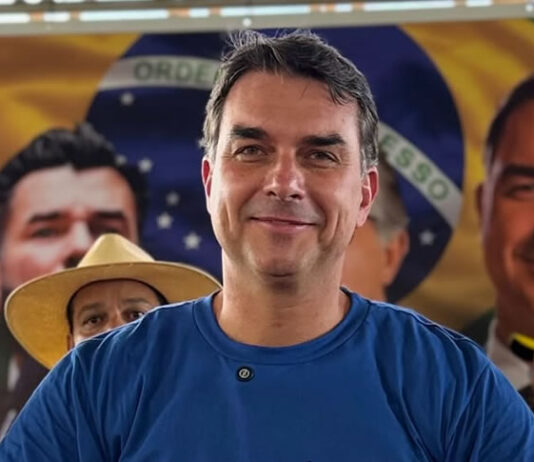 Flávio Bolsonaro perde apoio entre evangélicos, mulheres, jovens e no Sudeste, mostra pesquisa da Quaest