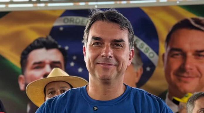 Flávio Bolsonaro propõe aos EUA restrição a sistemas não ocidentais e defende que Pix não substitui cartões