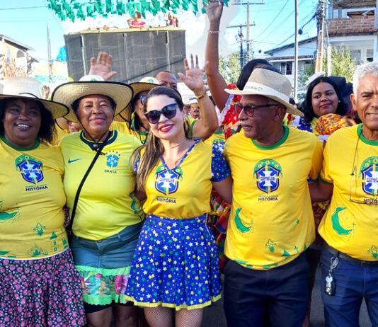 Secretária Lorena Pedreira destaca tradição do Forró da Melhor Idade e ações sociais durante abertura do São João em Salinas da Margarida; veja a entrevista