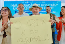 Com cartaz dizendo: ‘O PIX é do Brasil’, Lula critica tarifaço dos EUA e diz que aguarda telefonema de Donald Trump