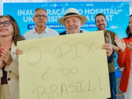 Com cartaz dizendo: ‘O PIX é do Brasil’, Lula critica tarifaço dos EUA e diz que aguarda telefonema de Donald Trump