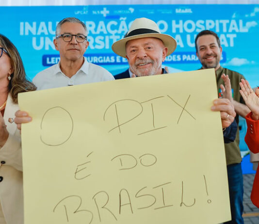 Com cartaz dizendo: ‘O PIX é do Brasil’, Lula critica tarifaço dos EUA e diz que aguarda telefonema de Donald Trump