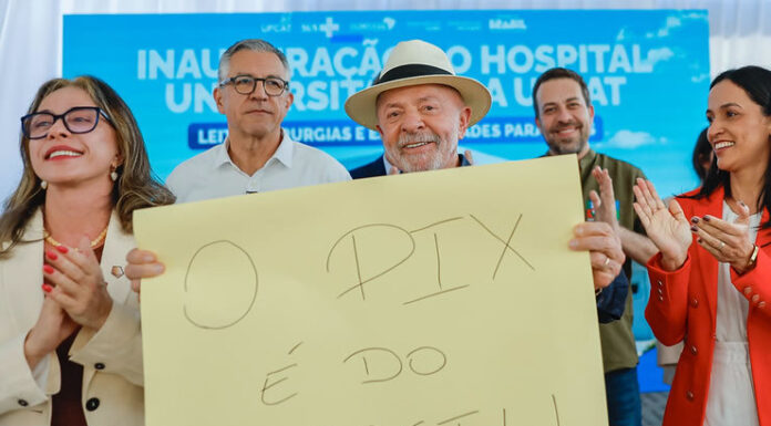 Com cartaz dizendo: ‘O PIX é do Brasil’, Lula critica tarifaço dos EUA e diz que aguarda telefonema de Donald Trump