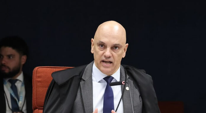 ‘Recebeu PIX de milhões do pai’, diz Alexandre de Moraes sobre condição de Eduardo Bolsonaro para pagar multa