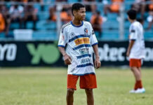 Jogador de futebol de 16 anos morre após batida entre carro e motocicleta na Bahia; adolescente pilotava moto