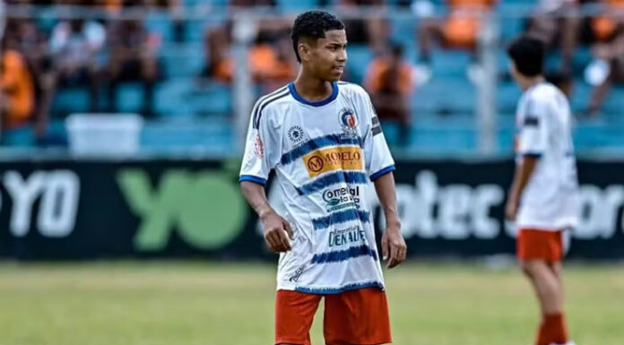 Jogador de futebol de 16 anos morre após batida entre carro e motocicleta na Bahia; adolescente pilotava moto