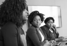 Desemprego entre mulheres negras jovens chega a 24,7%, diz estudo; grupo registra os piores indicadores de renda