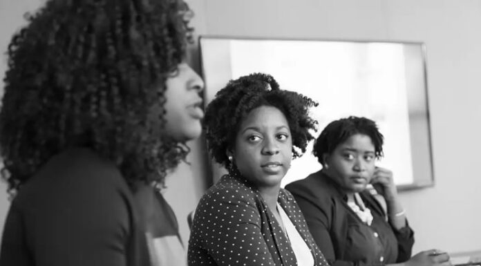 Desemprego entre mulheres negras jovens chega a 24,7%, diz estudo; grupo registra os piores indicadores de renda