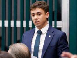Nikolas Ferreira reage a críticas por usar jatinho de Vorcaro: ‘Está com inveja?’; declaração ocorreu em sessão da CCJ