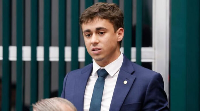 Nikolas Ferreira reage a críticas por usar jatinho de Vorcaro: ‘Está com inveja?’; declaração ocorreu em sessão da CCJ